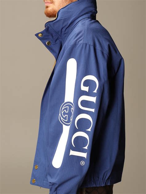 chaquetta gucci con estampado guccy zega|Chaqueta con logo estampado de Gucci de color Azul .